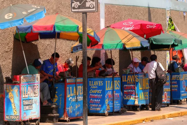 Chimbote Peru 2018 Április Kulcsdaraboló Standok Élénk Színű Esernyők Alatt — Stock Fotó