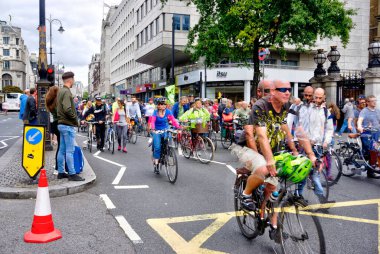 Londra, Birleşik Krallık - 7 Eylül 2019: Bisikletçiler Charing Cross 'ta bazı hareketleri bulanıklaştırarak protesto yaptılar
