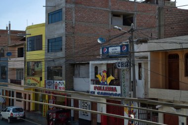 Chimbote, Peru - 12 Nisan 2018: Sokak sahnesi, hem elektrik hem de telekomünikasyon olmak üzere sayısız kablosu olan evleri ve restoranları gösteriyor.