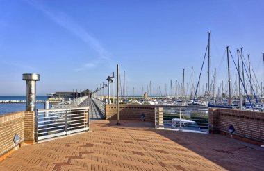 Rimini, İtalya - 21 Ekim 2019: Liman duvarından liman manzarası