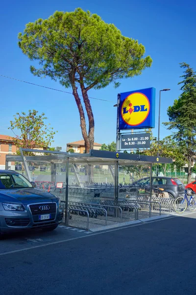 Rimini Itália Outubro 2019 Sinal Loja Lidl Sob Árvore Mostrando — Fotografia de Stock