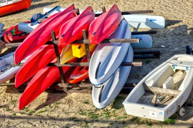 Rimini, İtalya - 21 Ekim 2019: Kıyıya yığılmış kanolar.