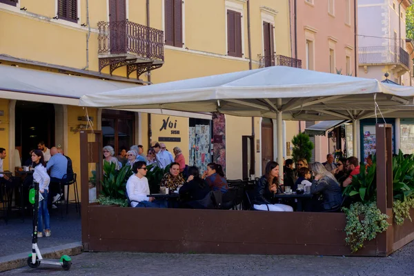 Rimini Italie Octobre 2019 Gros Plan Personnes Assises Devant Café — Photo