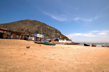 Chimbote, Peru - 11 Nisan 2018: Kuzey Peru Vesique 'de plajda tekneler