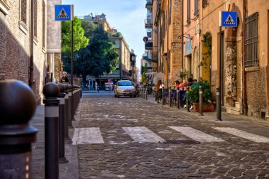 Rimini, İtalya - 20 Ekim 2019: Küçük bir grup insan arka sokaktaki bir kafe önünde yiyip içiyor.