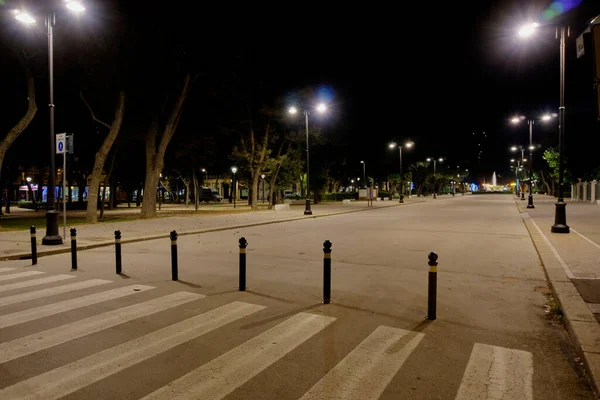 Leere Straße Der Nacht Rimini Italien Mit Straßenlaternen Pfosten Und — Stockfoto