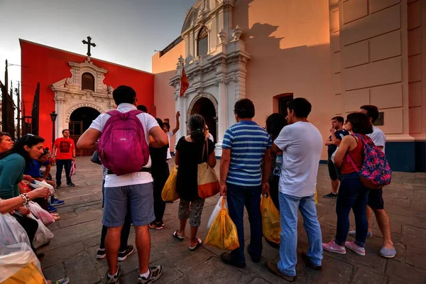 Lima Perú Abril 2018 Grupo Turistas Con Guía Turístico Fuera —  Fotos de Stock