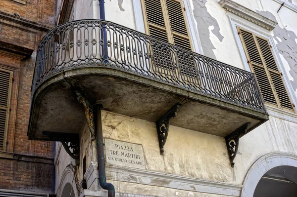 Римини Италия Октября 2019 Года Балкон Старом Здании Расположенном Площади — стоковое фото