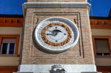 Rimini, İtalya - 20 Ekim 2019: Piazza Tre Martiri 'deki kiliseye yakın çekim (Üç Şehit Meydanı)