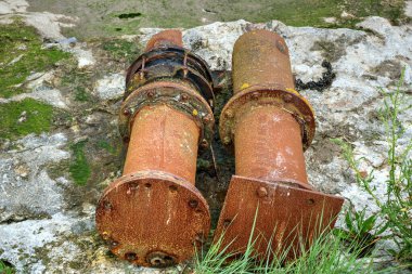 Paslı eski gereksiz metal borular