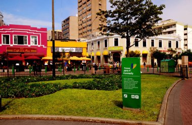 Lima, Peru - 21 Nisan 2018: Lima Peru 'daki John F. Kennedy Parkı' nda turistler dinleniyor ve restoranlarda yemek yiyor