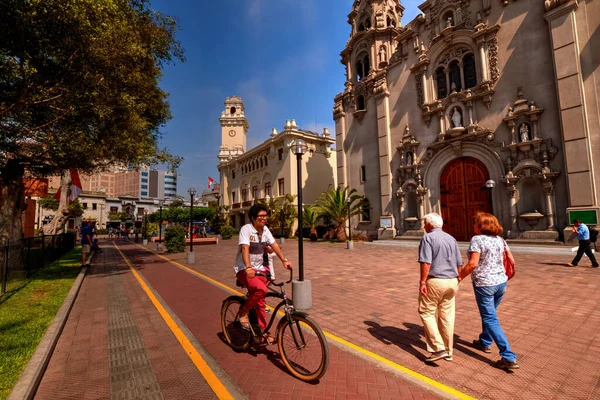 Lima Perú Abril 2018 Ciclista Carril Bici Con Turistas Caminando —  Fotos de Stock