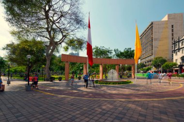 Lima, Peru - 21 Nisan 2018: Lima Peru 'da turist, çeşme, ulusal ve bölgesel bayraklı yaya bölgesi