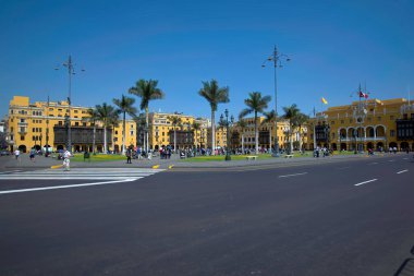 Lima, Peru - 22 Nisan 2018: Sarı renkli koloni binaları ve turistleri gösteren ana meydanın görüntüsü