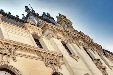 Lima Peru 'nun merkezindeki binanın mimari ayrıntıları. Pencereler ve dekoratif cephe içeriyor.