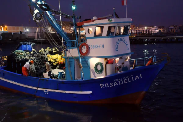 Chimbote Peru Abril 2018 Homens Pequenos Barcos Que Preparam Para — Fotografia de Stock