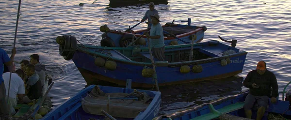 Чимботе Перу Апреля 2018 Года Мужчины Небольших Лодках Готовятся Переходу — стоковое фото