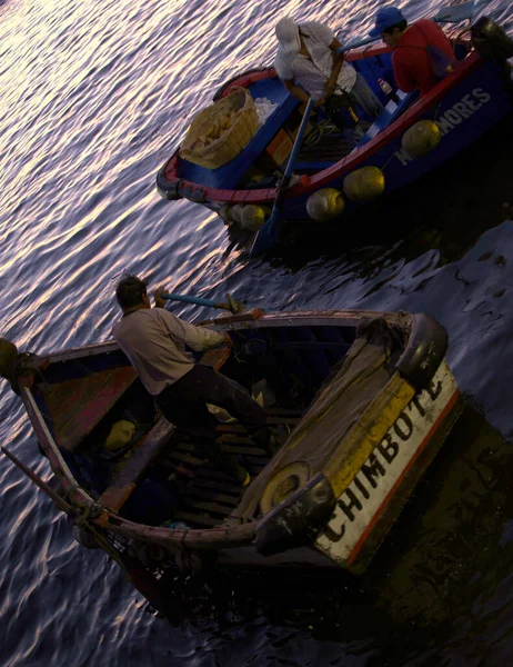 Chimbote Peru April 2018 Men Small Boats Preparing Transfer Trawlers — Stock Photo, Image