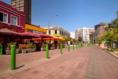 Lima, Peru - 21 Nisan 2018: Lima Peru 'da John F. Kennedy parkının yanında restoran ve turistlerin bulunduğu yaya bölgesi