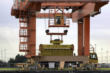 Thames Nehri, Birleşik Krallık - 27 Mayıs 2017: Gantry Crane konteynırı römorkörle çekilen mavnalarla nehirdeki iskeleye yüklüyor