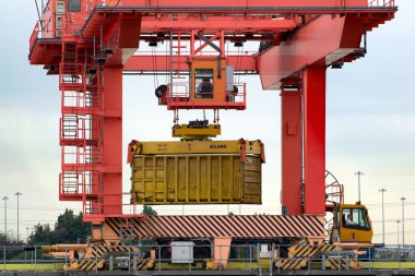 Thames Nehri, Birleşik Krallık - 27 Mayıs 2017: Gantry Crane konteynırı römorkörle çekilen mavnalarla nehirdeki iskeleye yüklüyor