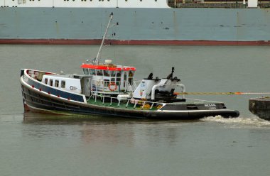 Thames Nehri, Birleşik Krallık - 27 Mayıs 2017: Römorkör teknesi yandan ve arkadan görüldü