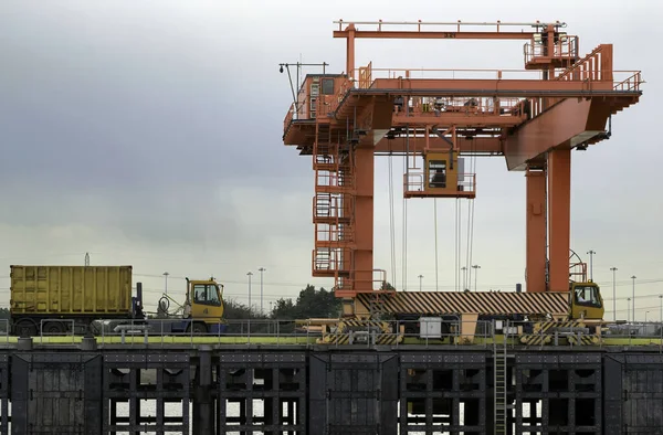 River Thames Reino Unido Maio 2017 Gantry Crane Que Carrega — Fotografia de Stock