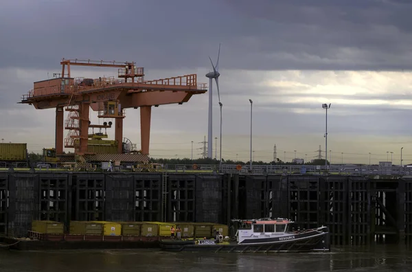 River Thames Großbritannien Mai 2017 Portalkran Belädt Container Auf Lkw — Stockfoto