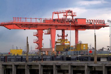 Thames Nehri, Birleşik Krallık - 27 Mayıs 2017: Gantry Crane konteynırı römorkörle çekilen mavnalarla nehirdeki iskeleye yüklüyor