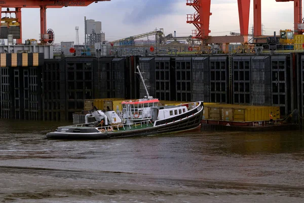 River Thames Großbritannien Mai 2017 River Schlepper Mit Containerkähnen Portalkran — Stockfoto