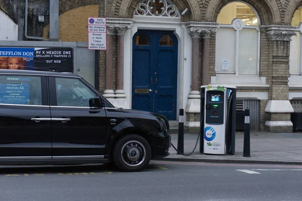 Londra Birleşik Krallık Nisan 2019 Elektrikli Siyah Londra Taksisi Yolun — Stok fotoğraf