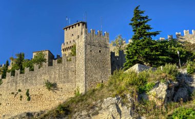 San Marino, San Marino - 19 Ekim 2019: aşağıdan Guaita Kulesi 'nin savunma duvarı manzarası