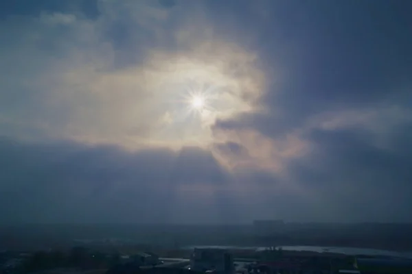 Zonnestralen Maken Hun Weg Door Wolken Mist Lichtdoorlatende Gedeelten Van — Stockfoto