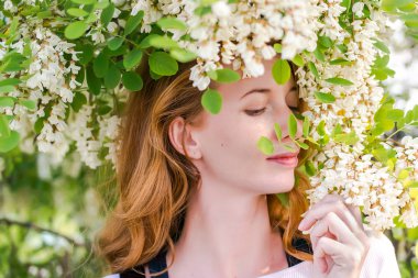 Kızıl saçlı modeli arasında çiçek akasya