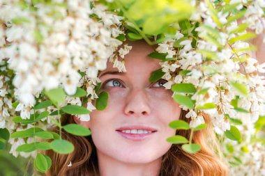 Kızıl saçlı modeli arasında çiçek akasya