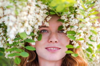 Kızıl saçlı modeli arasında çiçek akasya