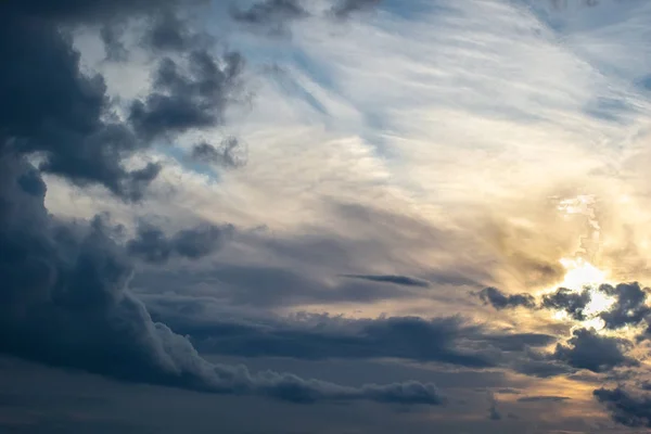 Ακτίνες του ήλιου μέσα από τα σύννεφα — Φωτογραφία Αρχείου