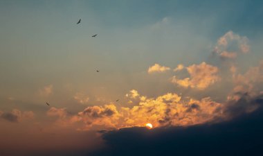 Körfezin üzerindeki bulutlarda gün batımı