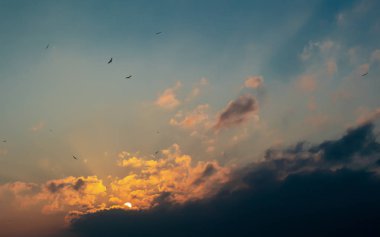 Körfezin üzerindeki bulutlarda gün batımı