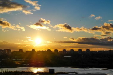 gün batımında uçuş