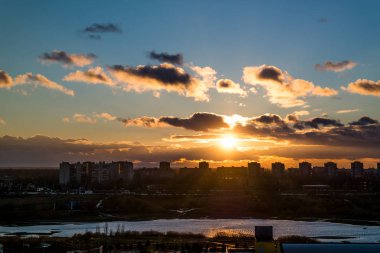 gün batımında uçuş