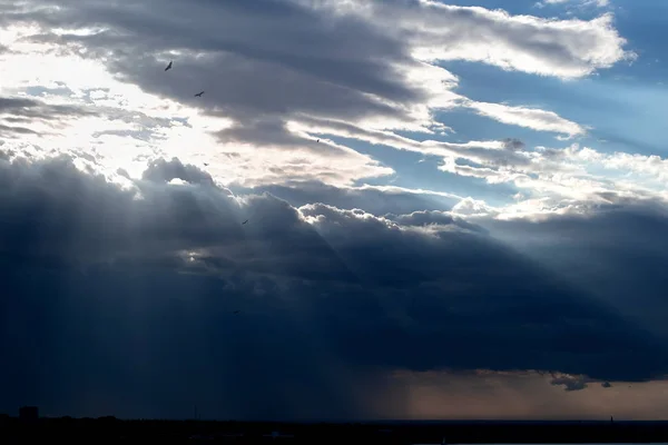 Sonnenstrahlen durch die Wolken — Stockfoto