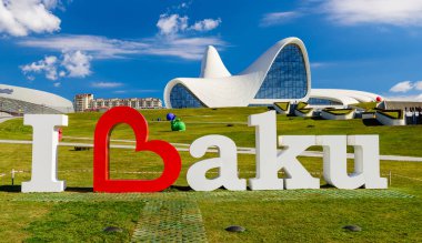 Bakü, Azerbaycan - 26 Şubat 2017: Heydar Aliyev Merkezi yakınlarındaki Bakü anıtını seviyorum. Bakü, Azerbaycan 'da bir bina..