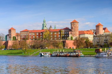 Krakow, POLAND - 5 Kasım 2016: Vistula Nehri kıyısındaki Wawel kalesinin manzarası