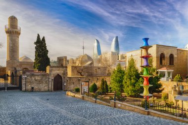 Bakü, Azerbaycan - 25 Şubat 2017: Eski şehirde sokak, Icheri Shehe Bakü 'nün tarihi çekirdeği. UNESCO 'nun Dünya Mirası Sitesi