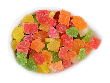 İzole küpleri kurutulmuş ananas. Kase renkli ananas küpleri izole kırpma yolu ile beyaz arka plan üzerinde kurumuş. Üstten görünüm.