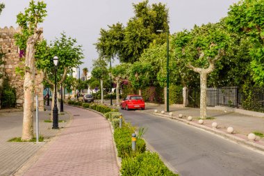Kos adası, Oniki Adalar, Yunanistan - 12 Mayıs 2016: Kos kasabasının şehir manzarası. Geleneksel şehir caddesi