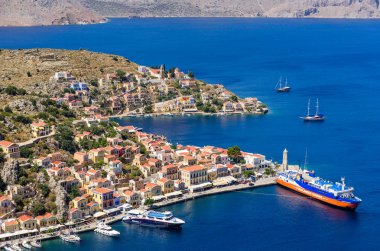 Symi adası, Oniki Adalar, Yunanistan - 17 Mayıs 2016: Harika Yunanistan. Renkli binalar ve mavi deniz ile Symi adasının kıyı şeridi havadan görünümü