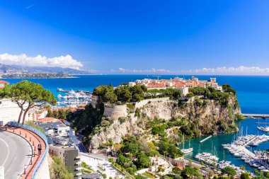 Monte Carlo, Monako Prensliği - 9 Mart 2018: Monte Carlo şehri ve limanı. Güneşli bir günde Monako 'nun havadan görünüşü.
