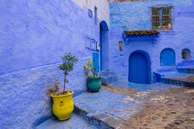 Chefchaouen, Fas - 13 Aralık 2018 Fas turu. Chefchaouen kasabasının güzel mavi Medina 'sı. Geleneksel mavi cadde